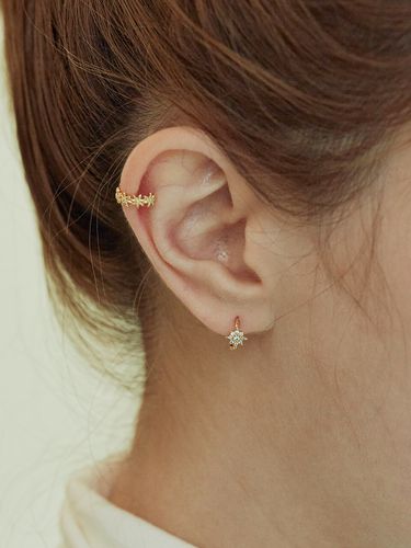 Starry Flower Mini Earcuff ( 14k ) - Shertz - Modalova