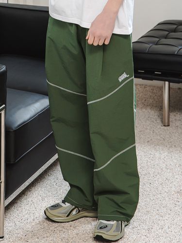 Over Stitch Nylon Pant (Green) - CAMELWORK - Modalova