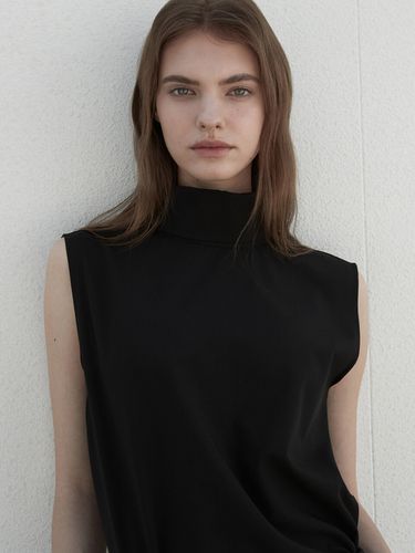 Turtle Neck Sleeveless Blouse_Black - ouie - Modalova