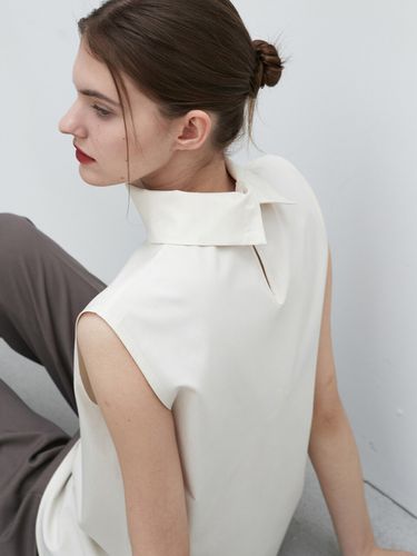 Turtle Neck Sleeveless Blouse - ouie - Modalova