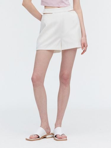 Cut Out Shorts_White - MONGDOL - Modalova