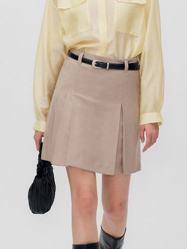 Pleated Mini Skirt_Sand - RE RHEE - Modalova