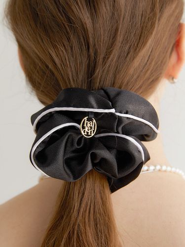 Line Satin Logo Pendant Scrunchie_Black - halden - Modalova