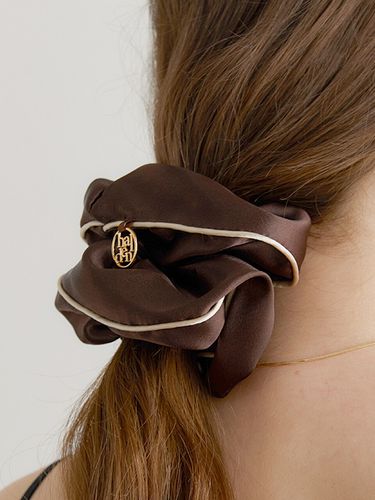 Line Satin Logo Pendant Scrunchie_Brown - halden - Modalova