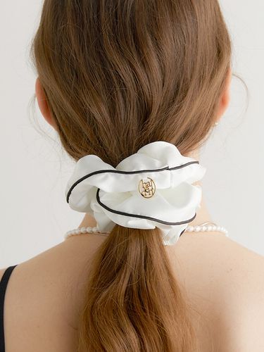 Line Satin Logo Pendant Scrunchie_White - halden - Modalova