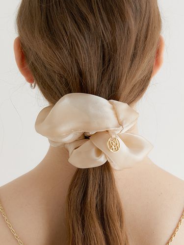 Silk Sheer Logo Pendant Scrunchie_Beige - halden - Modalova