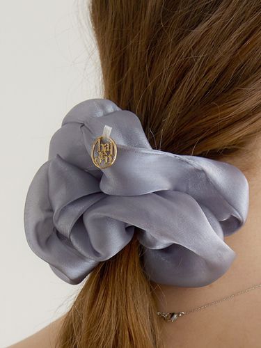 Silk Sheer Logo Pendant Scrunchie_Blue - halden - Modalova