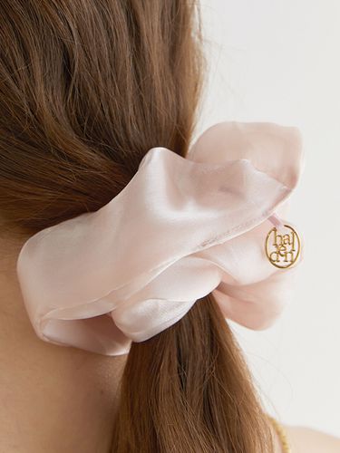 Silk Sheer Logo Pendant Scrunchie_Light Pink - halden - Modalova