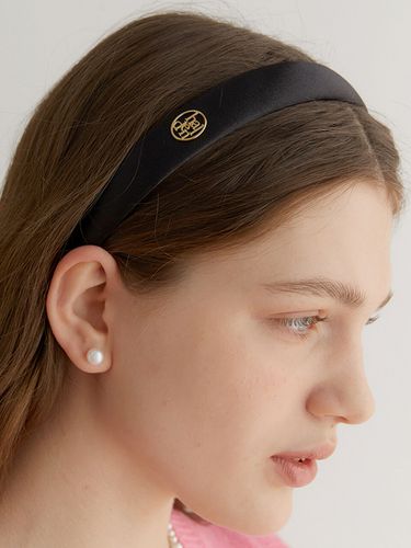 Thin Satin Emboss Logo Pendant Hairband_Black - halden - Modalova