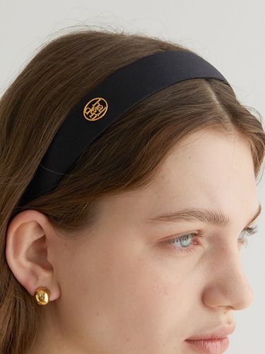 Thin Satin Logo Pendant Hairband_Black - halden - Modalova