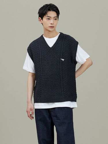 Cable Knit Vest _ Charcoal - EXPRESS HOLIDAY - Modalova