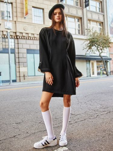 Woman Sleeve Wing Dress [Black] - GENERAL IDEA - Modalova