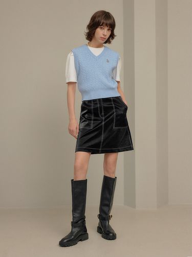 Woman Stitch Leather Skirt [Black] - GENERAL IDEA - Modalova