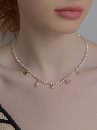 Mini Pendant Pearl Necklace - MERRYMOTIVE - Modalova