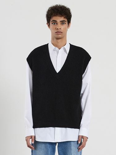 Toste Boucle V-Neck Vest (Black) - TNGT - Modalova