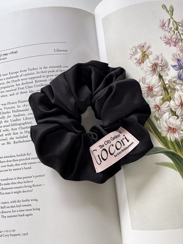 Pink Label Satin Scrunchie - GOCORI - Modalova