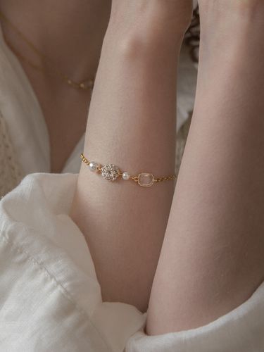 Pearl and Crystal Chain Bracelet - MERRYMOTIVE - Modalova