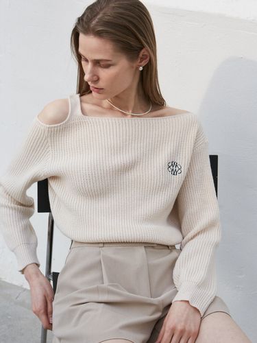 Nicole Cut Off Shoulder Sweater_Light Beige - NICK&NICOLE - Modalova