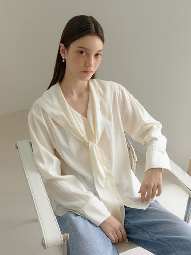 SIA Scarf Tie Collar Blouse - MANNON - Modalova