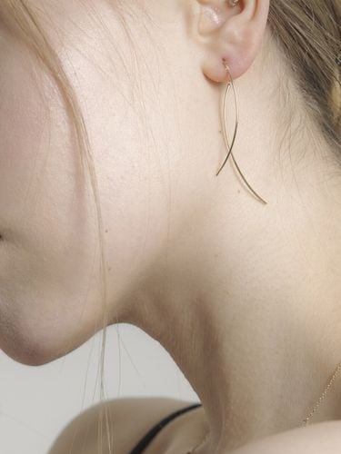 K Loyal Long Drop Earring - BARA DU - Modalova