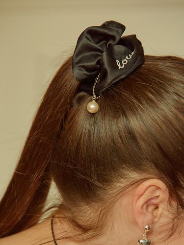 Love Pearl Charm Scrunchie - L’OMBRILLANT - Modalova