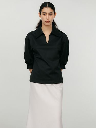 Open Collar T-shirt_Black - SPRING CROCUS - Modalova