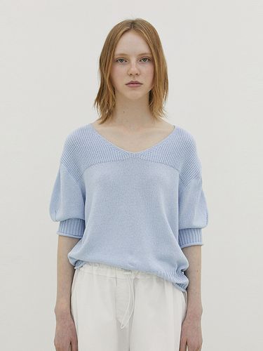 Boucle V-Neck Knit Top _Sky Blue - ahwe - Modalova