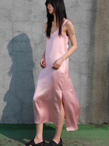 Signature Long Slip Dress_Pink - SORRY TOO MUCH LOVE - Modalova