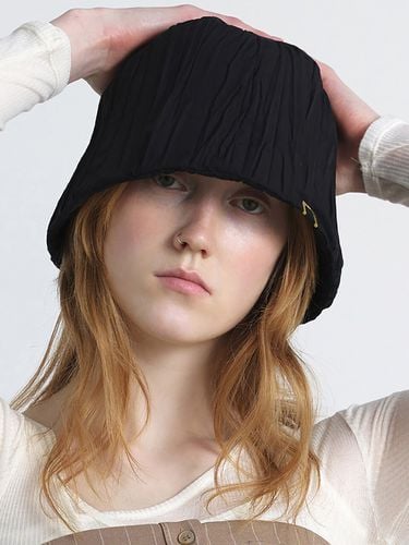 Pleats Wave Stand Bucket Hat_Black - UNDERCONTROL STUDIO - Modalova