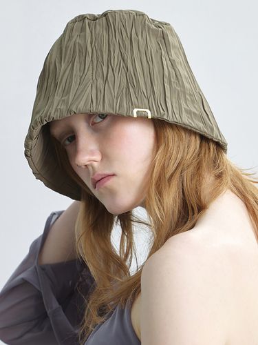 Pleats Wave Stand Bucket Hat - UNDERCONTROL STUDIO - Modalova