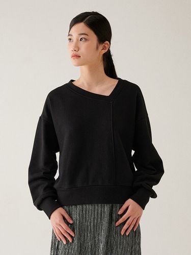 Diagonal Crop Sweatshirt _ Black - GANISONG - Modalova