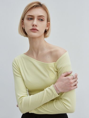 Nicole Unbalanced Off-the-Shoulder T-shirt - NICK&NICOLE - Modalova