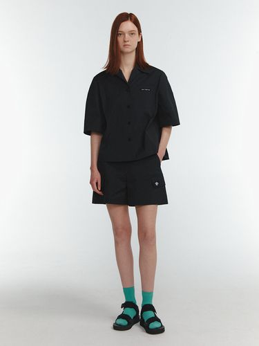 Field Label Embroidery Shorts_Black - LINE STUDIO ONE - Modalova