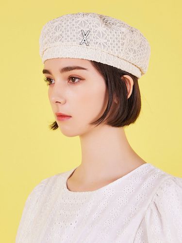 Epoxy Stud See-Through Beret_White - VARZAR - Modalova