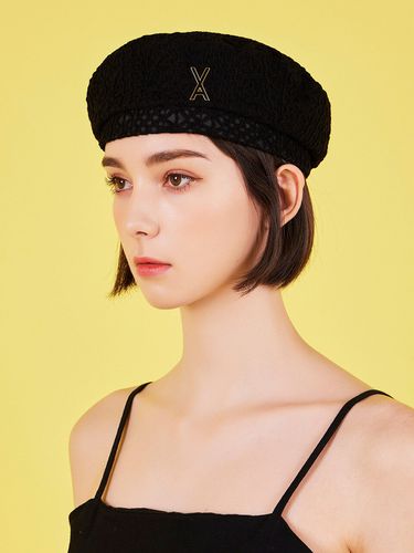 Epoxy Stud See-Through Beret_Black - VARZAR - Modalova