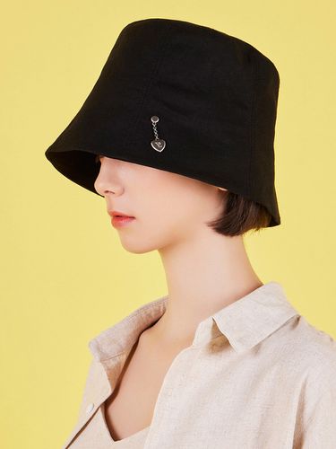 Heart Chain Stud Linen Bucket Hat_Black - VARZAR - Modalova