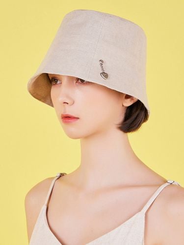 Heart Chain Linen Bucket Hat_Natural - VARZAR - Modalova