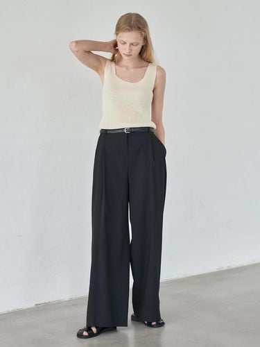 Side Tuck Wide Trousers _ Black - LOEUVRE - Modalova