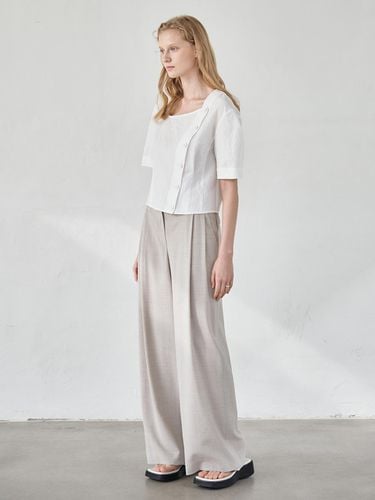 Side Tuck Wide Trousers _ Beige - LOEUVRE - Modalova