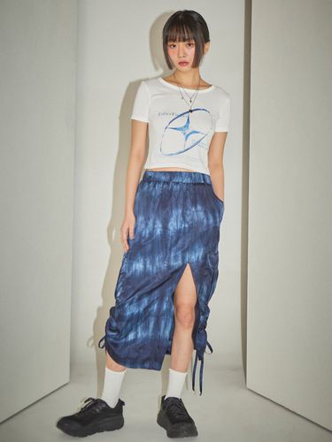 Glossy Cargo Skirt_Blue - FABER FINGER - Modalova