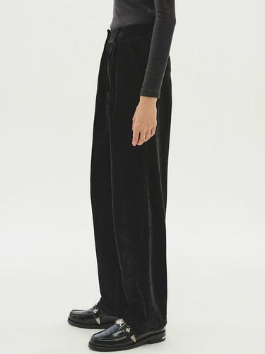 Wide-Leg One-Tuck Curved Velvet Pants _ - MMIC - Modalova