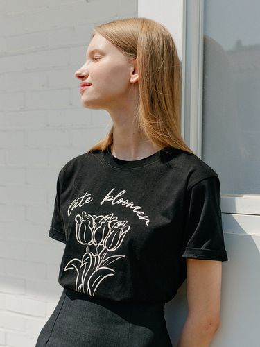 Bloom Print T-shirt _ Black - YUPPE - Modalova