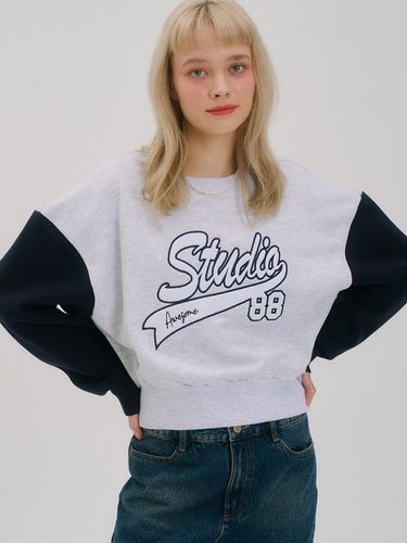 Studio Embroidery Crop Sweatshirt_White Gray - Awesomestudio - Modalova