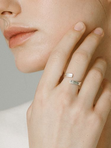 Melting Square Cuff Ring _ 2 Colors - THE PART OF - Modalova