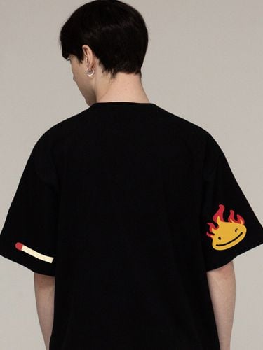 Elbow Match Flame Smile T-Shirt [] - GRAVER - Modalova