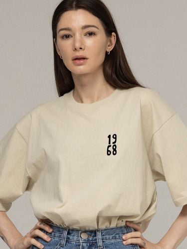 Square Logo T-Shirt [Sand Beige] - GRAVER - Modalova