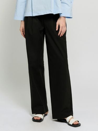 WOMAN Belted Two Tuck Slacks_Black - GENERAL IDEA - Modalova