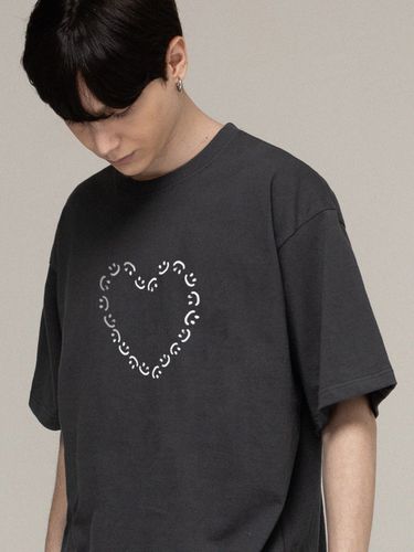 Heart Drawing Smile T-Shirt [Charcoal] - GRAVER - Modalova