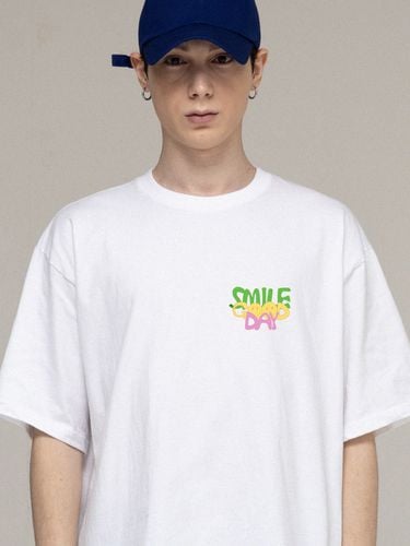 Smile Good Day Logo T-Shirt [White] - GRAVER - Modalova