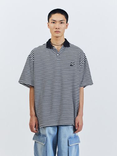 Double Logo Stripe Collar T-shirt_Black - SEARCH410 - Modalova